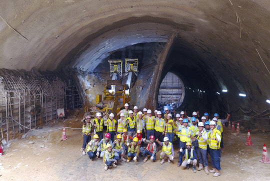 내년 완공을 앞두고 있는 싱가포르 지하철 TEL T213현장 직원들이 2아치 터널 굴착을 마치고 기념촬영을 하고 있다. 삼성물산 제공
